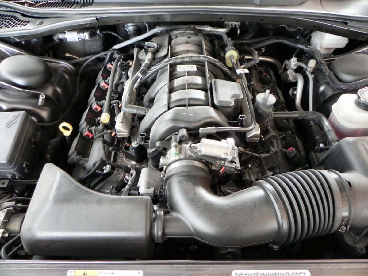 osmiválec pod kapotou budí respekt